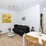 Daire In With Sea View, Terrace, Air Conditioning, Wifi 3617-2 Poljana (Ugljan)